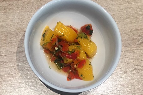 Feuriger Mango-Paprika-Salat