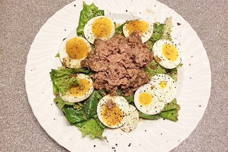 Salat mit Thunfisch und Ei