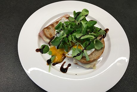 Bauerntoast mit Spiegelei und Vogerlsalat