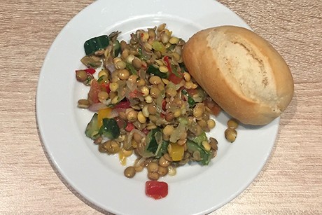 Linsensalat mit Paprika, Tomate und Koriander