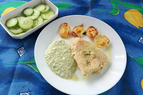 Putenschnitzel mit Bratkartoffeln und Gurkensauce