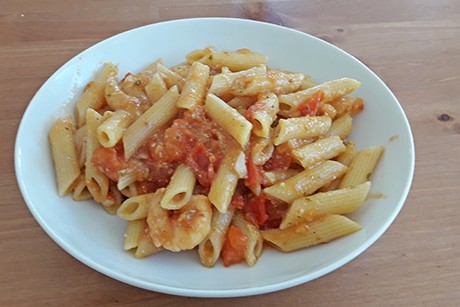 Penne mit Tomaten und Garnelen