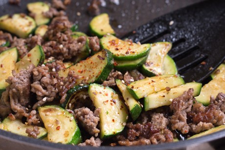 Scharfer Wok mit Faschiertem