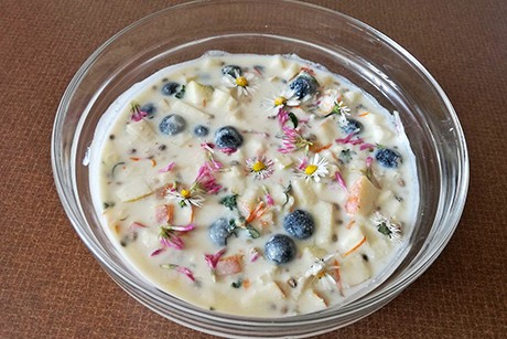 Joghurt mit Früchten und Blüten