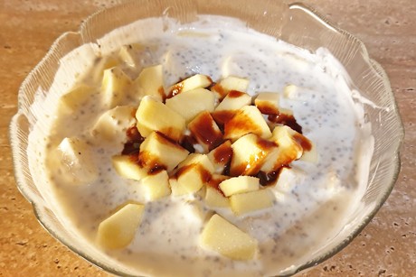 Joghurt mit Früchtemüsli und Dattelsirup