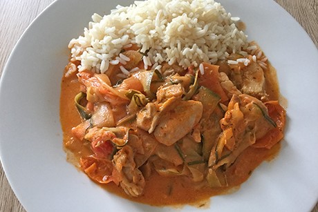 Hühnerpfanne mit Karotten und Zucchini