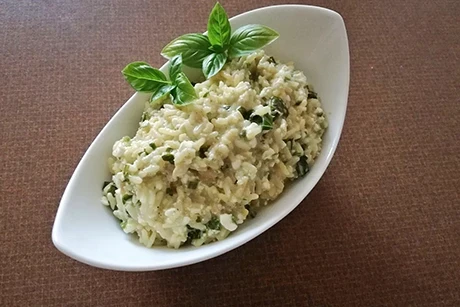 Kräuterrisotto mit körnigem Frischkäse