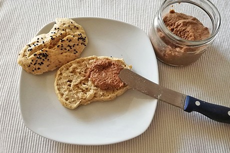 Carob-Aufstrich mit Sauerrahm