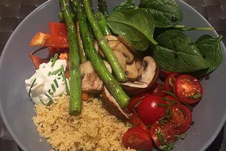 Buddha-Bowl mit Spargel