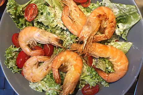 Salat mit gegrillten Garnelen