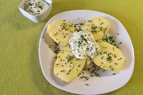 Erdäpfel mit Liebstöckel-Blüten-Dip