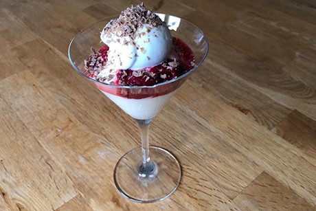Schnelle Zabaione mit Himbeeren und Eis