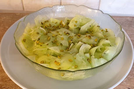 Gurkensalat mit Pistazien