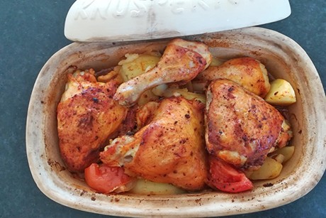 Tomaten-Kartoffel-Hühnerschenkel im Römertopf