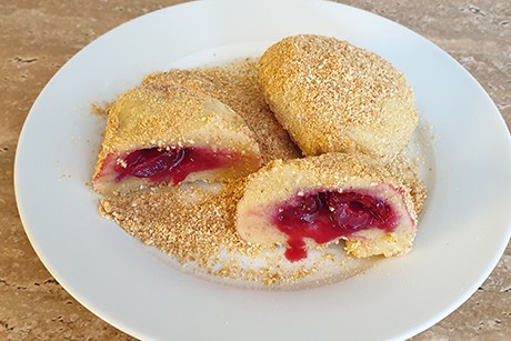 Weichselknödel aus Kartoffelteig