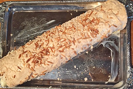 Baiserroulade mit Schlag und gemischten Beeren