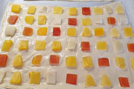 Tropisches Mosaik auf Hefeteig