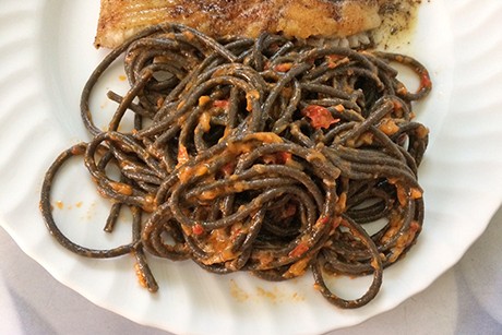 Schwarze Spaghetti mit Paprikapesto