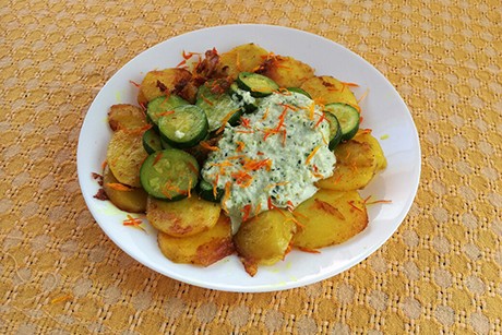 Bratkartoffel mit Zucchini und Dip