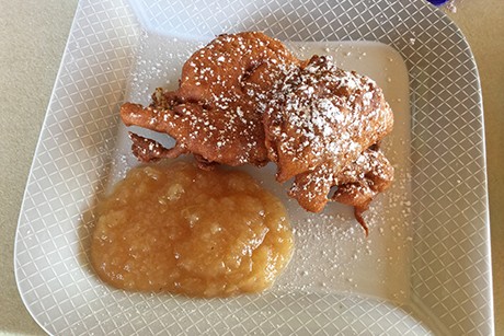 Holunderblütenkrapferl mit Apfelmus