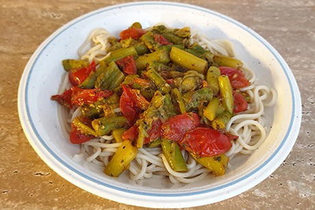 Spargel-Tomaten auf Dinkelspaghetti