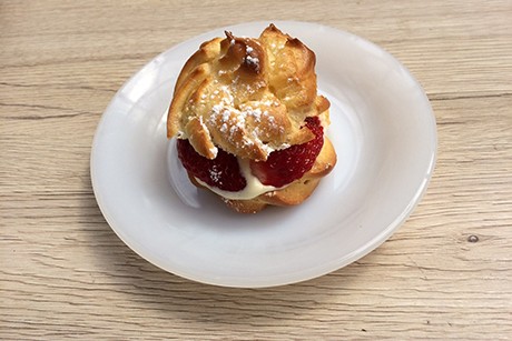 Brandteigkrapferl mit Erdbeeren