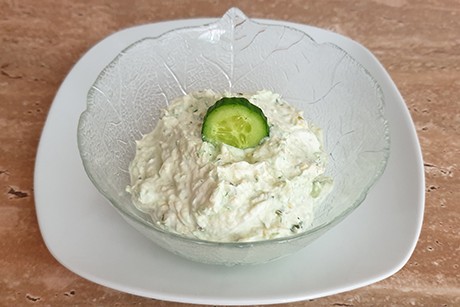 Topfenkäse mit Gurke und Pistazien