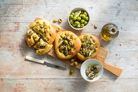 Focaccia mit Oliven und Artischocken