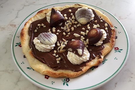 Süße Pizza mit Schokolade
