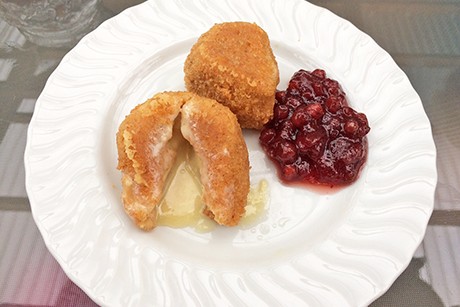 Gebackener Weichkäse mit Preiselbeeren