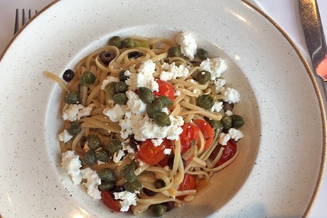 Spaghetti mit Feta, Kapern und Kirschtomaten