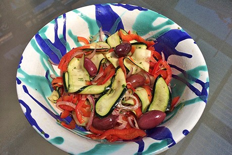 Zucchini-Paprika-Olivensalat