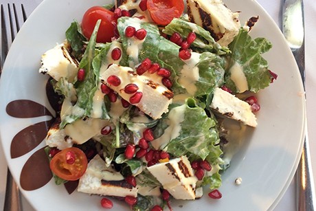 Griechischer Manouri-Salat mit Rucola, Kirschtomaten und Granatapfel