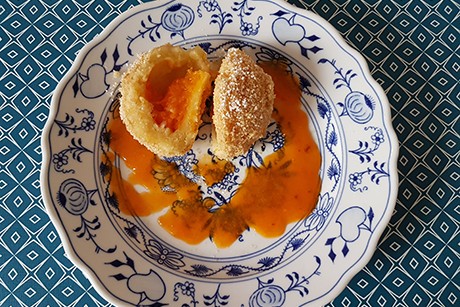 Marillenknödel aus Erdäpfelteig