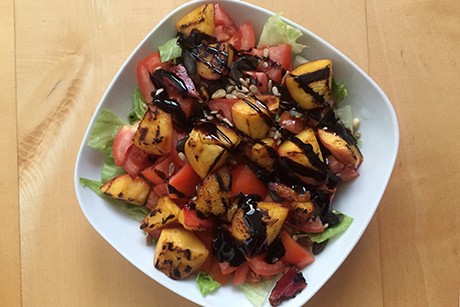 Blattsalat mit Tomaten, gegrillten Nektarinen und Balsamicoreduktion