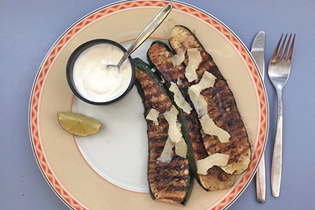 Gegrillte Zucchini mit Parmesan und Limettenjoghurt