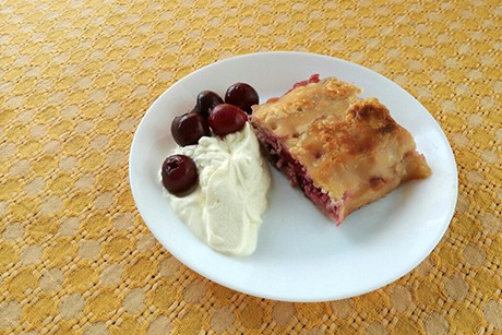 Kirsch-Topfenstrudel mit Blätterteig