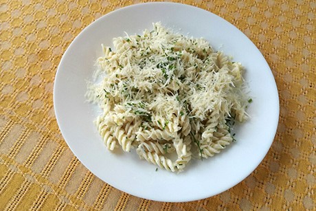 Dinkel-Dralli mit Käse-Schnittlauchsauce