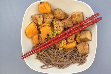Sobanudeln mit Mango und Tofu