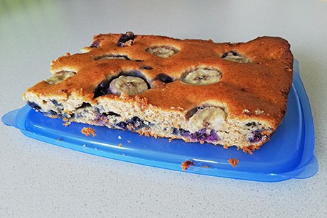 Blechkuchen mit Heidelbeeren und Bananen