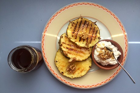 Gegrillte Ananas mit griechischem Joghurt, Nüssen und Honig