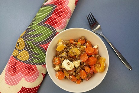 Bunter Linsensalat mit Karotten, Paprika, Tomaten und Feta