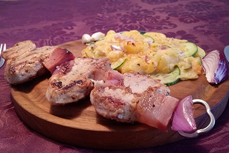 Rasnici mit Gurkenkartoffelsalat
