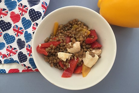 Linsensalat mit eingelegtem Paprika und Mozzarella