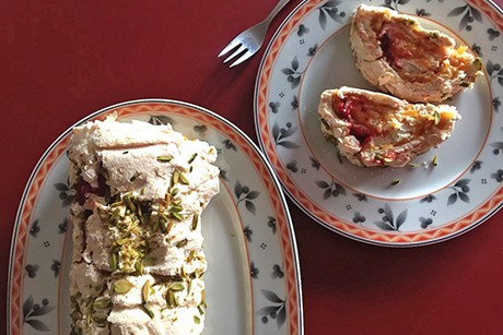 Baiserroulade mit Pistazien, Zitronencreme und Beeren