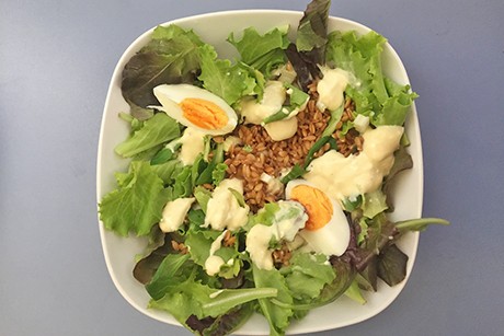 Blattsalat mit Einkorn, Feta und Ei