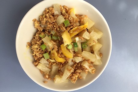 Einkornsalat mit Currydressing, Ananas und Paprika