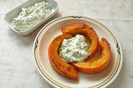 Gebratene Hokkaido-Spalten mit Zucchini-Rahm