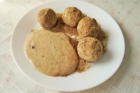 Topfenknödel in Erdmandelbrösel und Zwetschkenmus