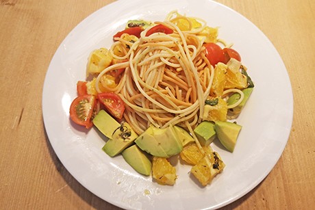 Bunte Nudeln mit Avocado